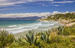 La magica costa nei pressi di Salou, lungo la  Costa Daurada  in Catalogna, in Spagna, che si apre a sud di Barcellona - © Vitalez / Shutterstock.com