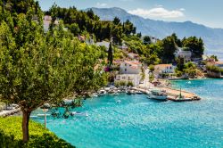 Nei pressi di Spalato, lungo la costa dalmata croata, si susseguono le spiagge e le calette bagnate da un mare Adriatico cristallino - © anshar / Shutterstock.com