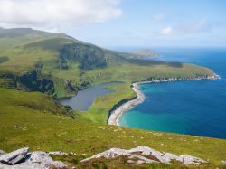 La costa di Dooagh dall'alto, Irlanda - Vedute spettacolari dalle scogliere di Dooagh, a Achill Island, spiegano alla perfezione il perchè molti turisti scelgano questo territorio ...