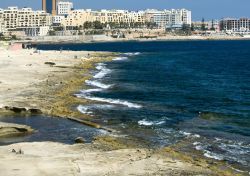 Costa piatta rocciosa di St Julian's a Malta 14441332 - © Ammit Jack / Shutterstock.com