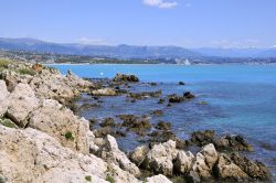 Costa rocciosa di Antibes, Francia - Magnificamente situata alla base della penisoletta del Cap d'Antibes che chiude a sud la Baie des Anges, questa splendida località della Costa ...