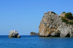 Costa rocciosa a sud di Palinuro: queste zone sono molto apprezzate per gl iamanti dello snorkeling e delle immersioni subacquee - © Malota / Shutterstock.com