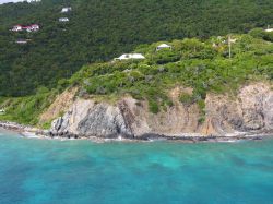 Costa rocciosa sull'isola di Tortola, siamo nei caraibi nel gruppo delle Isole Vergini Britanniche - © Holger Wulschlaeger / Shutterstock.com
