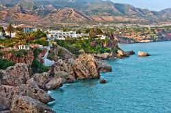 Costa rocciosa nei pressi di Nerja, Spagna - I dintorni dell'area urbana di Nerja si caratterizzano per spettacolari paesaggi accessibili grazie a sentieri per passeggiate e trekking. In ...