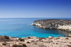 Costa rocciosa e mare limpido a Lampedusa, la pià grande delle Isole Pelagie, al largo della Sicilia - © RZ Design / Shutterstock.com