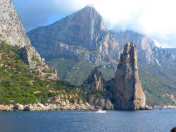 La splendida costa selvaggia dell'Ogliastra, a nord di Baunei, Sardegna - © Monica Mereu