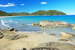 Costa spettacolare e mare turchese dentro al Parco Nazionale Abel Tasman sull'Isola del Sud (New Zealand). Si tratta del più piccolo National Park della Nuova Zelanda - © Jiri ...