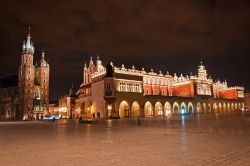 Cracovia by Night, vista notturna sulla vasta piazza del Mercato, che si apre nel cuore del centro storico della grande città della polonia, la quarta per numero di abitanti, ma la vera ...