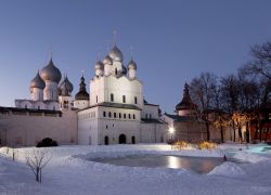 Cremlino innevato a Rostov Velikij, Russia - Innevata e al calar del sole, la cittadella fortificata di Rostov è patrimonio culturale della Federazione russa. Costruito per il metropolita ...