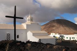 La chiesa di Mancha Blanca a Lanzarote (Canarie), con il vulcano sullo sfondo  - © John Copland / Shutterstock.com