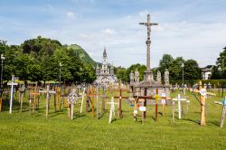Croci votive a Lourdes davanti Basilica Nostra ...