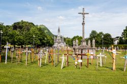 Croci votive a Lourdes davanti Basilica Nostra Signor del Rosario. Molti ex voto si trovano nella zona della grotta delle apparizioni - © marekusz / Shutterstock.com 