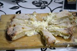 un piatto forto della cucina georgiana nello Svaneti: il Khachapuri, la focaccia al formaggio come ci è stato offerto in una casa di Mestia nel Caucaso occidentale (Georgia)