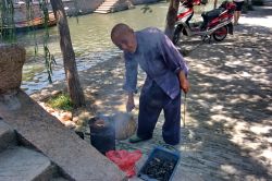 Scuola di cucina economica, lungo un canale di Zhouzhuang in Cina