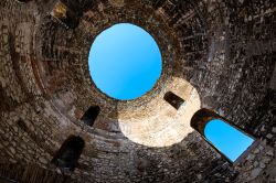 Palazzo di Dioclezano a Spalato, Croazia: nel vestibolo d'ingresso del lato sud la cupola è sprovvista di copertura e lascia entrare l'azzurro del cielo. In origine doveva essere ...