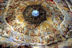 Cupola di Santa Maria del Fiore: siamo all'interno del Duomo di Firenze, e stiamo ammirando il capolavoro di Filippo Brunelleschi, la più grande cupola in muratura del mondo. Il suo ...