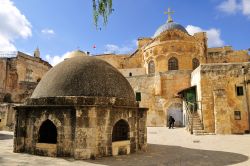 La cupola del Santo Sepolcro di Gerusalemme, all'interno della Città Vecchia, dove Cristo fu sepolto e dove avvenne la Risurrezione - © Martin Froyda / Shutterstock.com