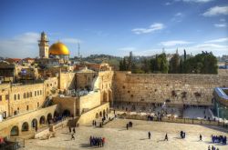 Il Muro Occidentale di Gerusalemme, conosciuto anche come Muro del Pianto, e sullo sfondo la Cupola della Roccia con il suo rivestimento dorato - © SeanPavonePhoto / Shutterstock.com
