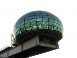 La Bolla di acciaio e cristallo in cima al Lingotto di Torino, uno dei più importanti ex stabilimenti produttivi della FIAT. La grande cupola progettata da Renzo Piano è sospesa ...