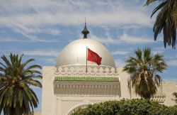 Cupola della moschea di Sousse e bandiera della Tunisia - © rj lerich / Shutterstock.com