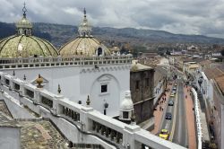 Le cupole della Chiesa di Santo Domingo a Quito, Ecuador. Cominciata nel 1580 sotto la direzione di Francisco Becerra e completata nel corso del Seicento, la chiesa è caratterizzata da ...