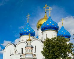 Le spettacolari cupole stellate della Chiesa dall'Annunciazione, preso il Monastero della Trinità a Sergiev Posad, in Russia, il complesso monastico iniziato dalla figura mistica ...