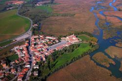 Vista aerea di Curtatone e il Santuario Madonna delle Grazie nei pressi del fiume Mincio