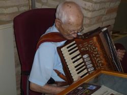Castelfidardo: Custode del Museo della Fisarmonica, ci suona un pezzo