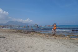 Le sabbie bianche della Spiaggia di Cornino in Sicilia, sotto al Monte Cofano