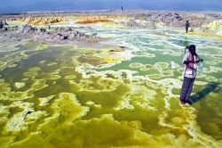 Dallol in Dacalia Etiopia con le colorate croste ...