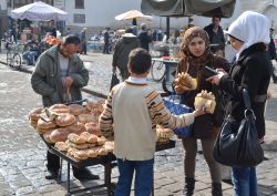 Damasco 2014: bancarella che vende pane vicino al Suq di Hamidiah - Foto di Monia Savioli