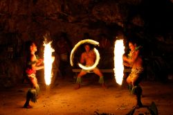 Danza del fuoco di un gruppo di maori polinesiani a Tongatapu - © Don Mammoser / Shutterstock.com 