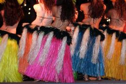 Danza polinesiana a Honolulu. Le isole Hawaii, uno dei 50 stati dell'unione americana (USA) fanno parte della grande nazione polinesiana, che racchiude migliaia di isole a nord e sud dell'equatore, ...