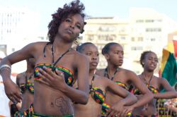 Danzatori di Carnevale nella città di Praia a Capo Verde. L'arcipelago vive con grande entusiasmo questa festa, anche grazie alle contaminazioni caraibiche e brasiliane - © Alexander ...