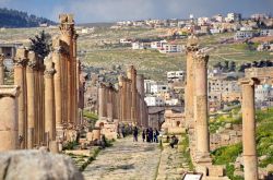 Il lungo Decumano della città di Gerasa, nel nord della Giordania