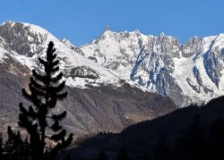 Dente del Gigante, il 4.000 metri del gruppo del Monte Bianco, fotografato dal sentiero delle Cascate del Rutor (La Thuile)