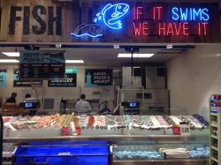 Interno di un Fairway Market di New York City, Stati Uniti. Bancone del pesce in un supermercato della catena Fairway
