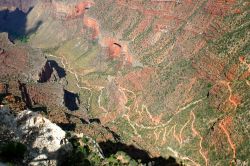 Dentro al Grand Canyon del fiume Colorado: una foto del sentiero Bright Angel Trail, Arizona - © Autumn's Memories / Shutterstock.com