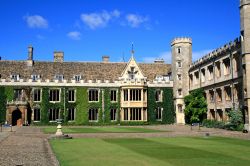 Interno del Trinity College di Cambridge, Inghilterra - Ad impreziosire l'architettura austera e imponente del Trinity College ci pensano gli spazi verdi interni alla struttura dove spiccano ...