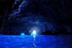 Dentro la Grotta azzurra Capri, il fascino delll'acqua blu elettrica e le barche a remi