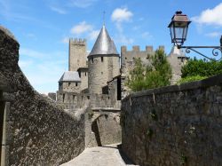 Dentro la cittadella di Carcassonne, il grande castello del sud della Francia - © Migclick / Shutterstock.com