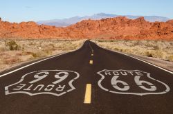 Deserto del Mojave, il nastro nero d'asfalto della mitica Route 66, la storica strada USA che collega Chicago con Santa Monica in California - © trekandshoot / Shutterstock.com