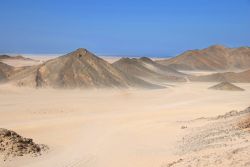 Il Deserto del Sahara, nel tratto egiziano ad est del Nilo, prende il nome di Deserto Orientale. Siamo nei pressi di Hurghada, la famosa località balneare del Mar Rosso - © JulijaSapic_Portfolio ...