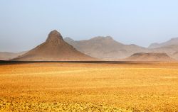 Deserto di Ouarzazate, Marocco. Le rocce dalle forme che ricordano la celebre Monument Valley dell'Arizona - © Roberto Caucino / Shutterstock.com