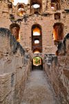 Dettaglio dell'interno dell'Anfiteatro di El Jem, l'antica Thysdrus dei romani. La foto è stata scattata all'alba, nelle regione di Mahdia in Tunisia - © Igor Grochev ...