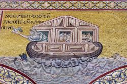 Un dettaglio di uno dei mosaici del Duomo di Monreale: raffigurata l'Arca di Noè nel momento dell'arrivo della colomba con il ramoscello di ulivo - © perspectivestock / Shutterstock.com ...