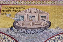 Un dettaglio di uno dei mosaici del Duomo di ...