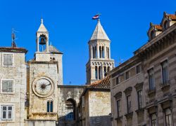 Un dettaglio dei palazzi storici nel centro di Spalato, in Croazia. La città vecchia coincide col Palazzo di Diocleziano, abbracciato dalle sue antiche mura, che comprende edifici romani, ...