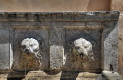 Dettaglio di Fonte San Rufino, detta anche Fonte dei Leoni. Fra gli itinerari più suggestivi che si possono percorrere nella città di Assisi ve n'è uno legato al tema ...