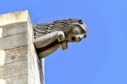 Dettaglio di una gargolla (gargoyle) della chiesa di San Francesco d'Assisi a Port Grimaud in Francia - © Christian Musat / Shutterstock.com